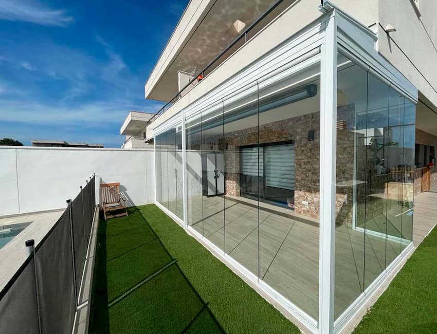 Terraza cerrada con perfiles de aluminio y cristal