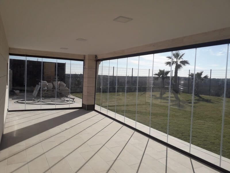 Vistas desde un balcón con cortinas de cristal